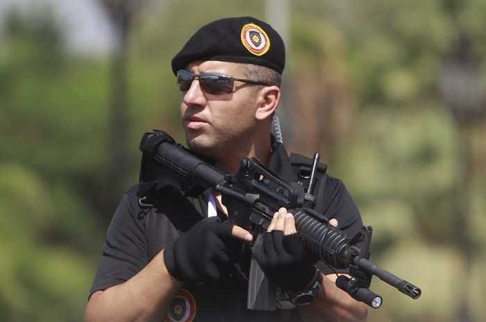 Một vệ sỹ riêng của Thủ tướng Tayyip Erdogan đang lăm lăm khẩu súng trường. Một vệ sỹ riêng của Thủ tướng Tayyip Erdogan đang lăm lăm khẩu súng trường.