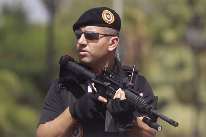 Một vệ sỹ riêng của Thủ tướng Tayyip Erdogan đang lăm lăm khẩu súng trường.