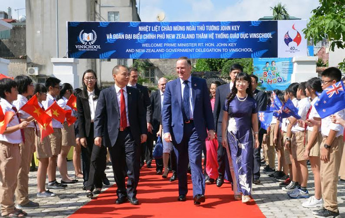 Học sinh Hệ thống giáo dục Vinschool hân hoan đón Thủ tướng John Key tới thăm trường.