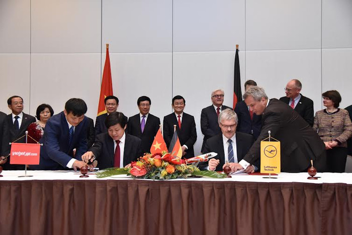 Ông Nguyễn Thanh Hùng, Phó Chủ tịch HĐQT Vietjet và ông Bernhard Krüger – Sprengel, Phó Chủ tịch cấp cao của Lufthansa Technik AG, đại diện hai bên ký kết biên bản quan trọng này trước sự chứng kiến của Chủ tịch nước Trương Tấn Sang và Ngoại trưởng Đức Frank – Walter Steinmeier. Ông Nguyễn Thanh Hùng, Phó Chủ tịch HĐQT Vietjet và ông Bernhard Krüger – Sprengel, Phó Chủ tịch cấp cao của Lufthansa Technik AG, đại diện hai bên ký kết biên bản quan trọng này trước sự chứng kiến của Chủ tịch nước Trương Tấn Sang và Ngoại trưởng Đức Frank – Walter Steinmeier.