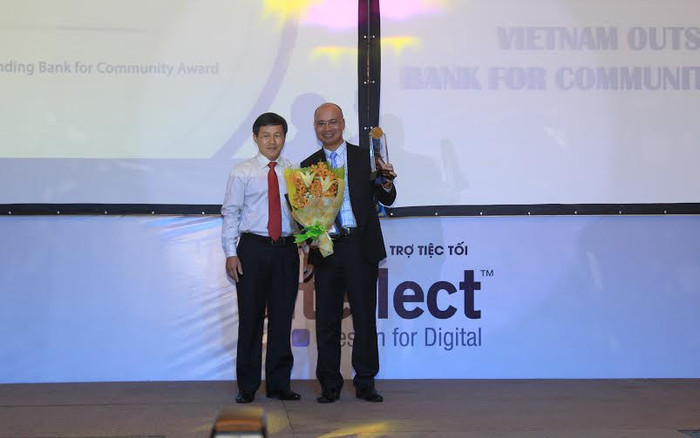 Ông Chu Nguyên Bình, Phó Tổng giám đốc BAC A BANK, thay mặt Ban Điều hành Ngân hàng đã nhận cúp và giấy chứng nhận giải thưởng do IDG trao tặng. Ông Chu Nguyên Bình, Phó Tổng giám đốc BAC A BANK, thay mặt Ban Điều hành Ngân hàng đã nhận cúp và giấy chứng nhận giải thưởng do IDG trao tặng.