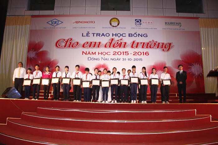 Quỹ học bổng “Ajinomoto – Cho em đến trường” của Công ty Ajinomoto Việt Nam đã phối hợp cùng Hội Khuyến học tỉnh Đồng Nai trao tặng 190 suất học bổng cho các học sinh nghèo hiếu học của các trường THCS và THPT tại tỉnh Đồng Nai. Quỹ học bổng “Ajinomoto – Cho em đến trường” của Công ty Ajinomoto Việt Nam đã phối hợp cùng Hội Khuyến học tỉnh Đồng Nai trao tặng 190 suất học bổng cho các học sinh nghèo hiếu học của các trường THCS và THPT tại tỉnh Đồng Nai.