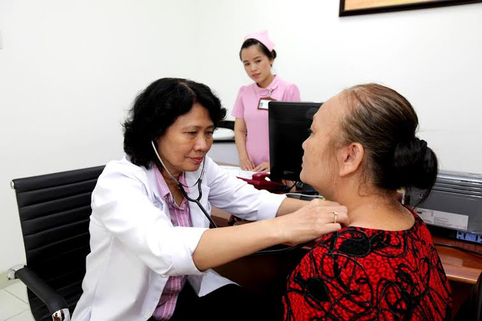 Bác sĩ Chuyên khoa cấp II Võ Hoàng Minh Hiền (nguyên chủ nhiệm Khoa Nội tiết - Đái tháo đường Bệnh viện Chợ Rẫy) đang khám và tư vấn cho một khách hàng tại phòng khám An Khang. Bác sĩ Chuyên khoa cấp II Võ Hoàng Minh Hiền (nguyên chủ nhiệm Khoa Nội tiết - Đái tháo đường Bệnh viện Chợ Rẫy) đang khám và tư vấn cho một khách hàng tại phòng khám An Khang.