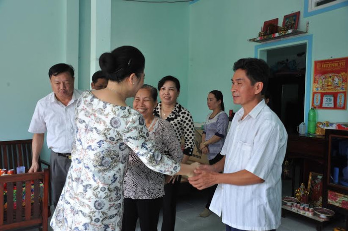 Lãnh sự Nam Phi chúc mừng chủ nhà. Lãnh sự Nam Phi chúc mừng chủ nhà.