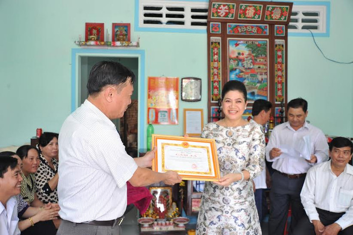 Lãnh sự Nam Phi tại TP.HCM - Bà Đỗ Thị Kim Liên đại điện các cơ quan chức năng và nhà tài trợ trao tặng căn nhà tình thương cho gia đình ông Bùi Văn Bửu (ở ấp 6, thị trấn Kinh Cùng, huyện Phụng Hiệp). Lãnh sự Nam Phi tại TP.HCM - Bà Đỗ Thị Kim Liên đại điện các cơ quan chức năng và nhà tài trợ trao tặng căn nhà tình thương cho gia đình ông Bùi Văn Bửu (ở ấp 6, thị trấn Kinh Cùng, huyện Phụng Hiệp).