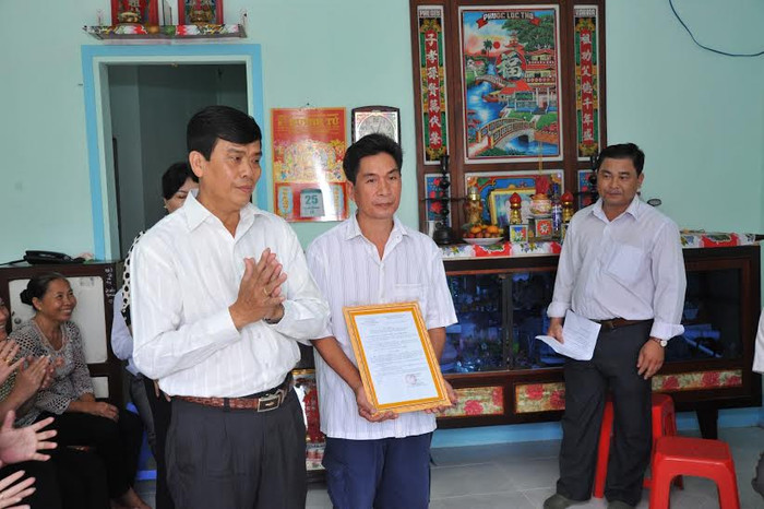 Gia đình ông Bùi Văn Bửu bày tỏ sự xúc động khi được nhận "ngôi nhà mơ ước". Gia đình ông Bùi Văn Bửu bày tỏ sự xúc động khi được nhận "ngôi nhà mơ ước".