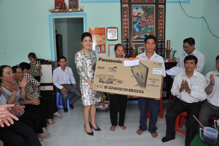 Trong dịp này, nhà tài trợ còn tặng cho vợ chồng ông Bửu nhiều vật dụng và nhu yếu phẩm có giá trị phục vụ trong gia đình. Trong dịp này, nhà tài trợ còn tặng cho vợ chồng ông Bửu nhiều vật dụng và nhu yếu phẩm có giá trị phục vụ trong gia đình.