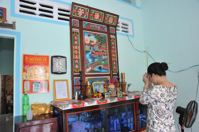 Bà Đỗ Thị Kim Liên - Lãnh sự Nam Phi tại TP.HCM thắp nén hương trước bàn thờ gia tiên của chủ nhà. Bà Đỗ Thị Kim Liên - Lãnh sự Nam Phi tại TP.HCM thắp nén hương trước bàn thờ gia tiên của chủ nhà.