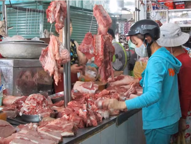 Thịt heo bày bán ở chợ thường không có nguồn gốc rõ ràng, khiến người tiêu dùng không khỏi lo lắng.