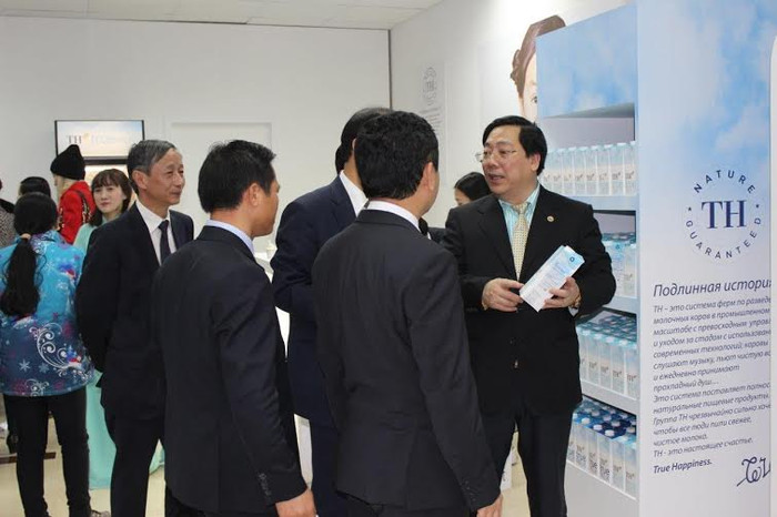 Ông Nguyễn Thanh Sơn, Đại sứ Việt Nam tại Liên bang Nga thăm gian hàng của TH true MILK. Ông Nguyễn Thanh Sơn, Đại sứ Việt Nam tại Liên bang Nga thăm gian hàng của TH true MILK.