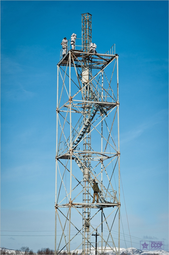 Trèo tháp dù mô phỏng địa hình núi và nhiệm vụ vô hiệu hoá lính vệ binh của đối phương.