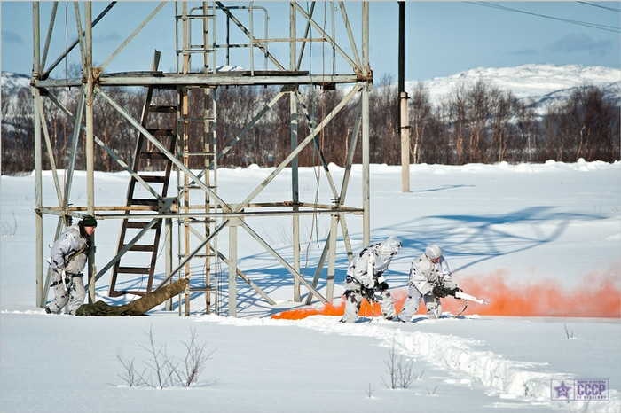 Trèo tháp dù mô phỏng địa hình núi và nhiệm vụ vô hiệu hoá lính vệ binh của đối phương.