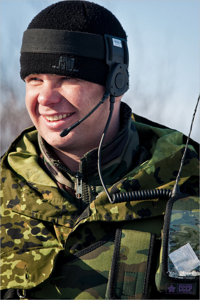 Quan sát các đồng đội thực hiện nhiệm vụ huấn luyện