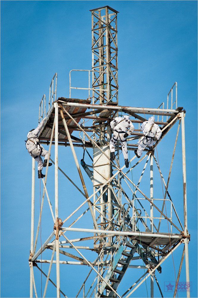 Trèo tháp dù mô phỏng địa hình núi và nhiệm vụ vô hiệu hoá lính vệ binh của đối phương.