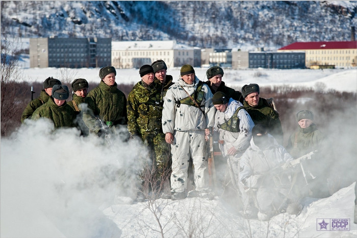 Quan sát các đồng đội thực hiện nhiệm vụ huấn luyện