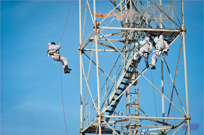Trèo tháp dù mô phỏng địa hình núi và nhiệm vụ vô hiệu hoá lính vệ binh của đối phương.