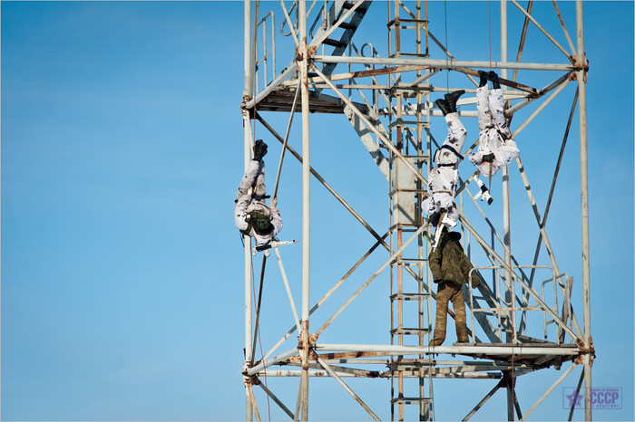 Trèo tháp dù mô phỏng địa hình núi và nhiệm vụ vô hiệu hoá lính vệ binh của đối phương.