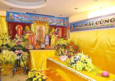Cận cảnh một đám tang được bài trí cầu kỳ Cận cảnh một đám tang được bài trí cầu kỳ