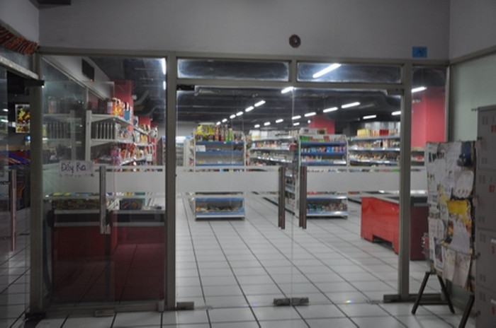 Và đây là những thứ được bày bán trong "chợ", với khung cảnh không thể gọi là chợ