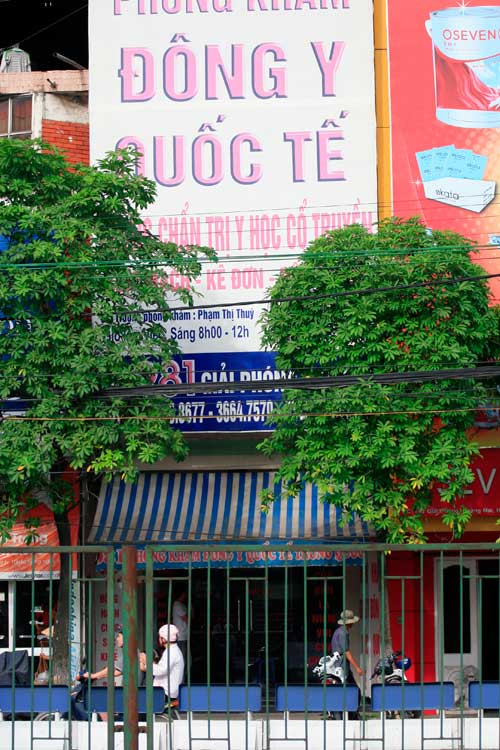 Phòng khám đông y Quốc tế Trung Quốc trên đường Giải Phóng. Cơ sở này khám chữa nhiều loại bệnh khác nhau, được giới thiệu có đội ngũ y bác sĩ Trung Quốc dày dạn kinh nghiệm. Phòng khám đông y Quốc tế Trung Quốc trên đường Giải Phóng. Cơ sở này khám chữa nhiều loại bệnh khác nhau, được giới thiệu có đội ngũ y bác sĩ Trung Quốc dày dạn kinh nghiệm.