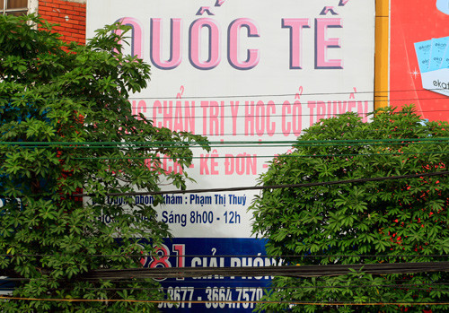 Nhưng theo nhiều lái xe ôm nơi đây, cơ sở này cũng đang ít dần khách. Nhưng theo nhiều lái xe ôm nơi đây, cơ sở này cũng đang ít dần khách.