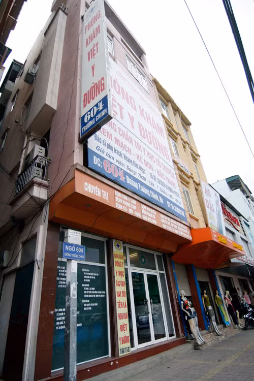 Một phòng khám đông y Trung Quốc khác trên đường Trường Chinh. Trước kia phòng khám có tên Đông y học Bắc Kinh, nhưng từ 12/3/2011 đã đổi tên thành Việt y đường Một phòng khám đông y Trung Quốc khác trên đường Trường Chinh. Trước kia phòng khám có tên Đông y học Bắc Kinh, nhưng từ 12/3/2011 đã đổi tên thành Việt y đường