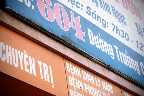 Phòng khám chuyên trị các bệnh sinh lý, phong thấp... mấy ngày nay phòng khám này số lượng khách đã giảm không còn được nhộn nhịp như trước. Phòng khám chuyên trị các bệnh sinh lý, phong thấp... mấy ngày nay phòng khám này số lượng khách đã giảm không còn được nhộn nhịp như trước.