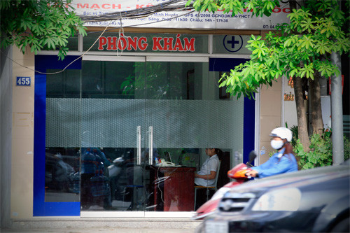 Phòng khám 455 Giải Phóng không có khách dù mở cửa cả ngày, lễ tân chỉ ngồi xem máy tính. Phòng khám 455 Giải Phóng không có khách dù mở cửa cả ngày, lễ tân chỉ ngồi xem máy tính.