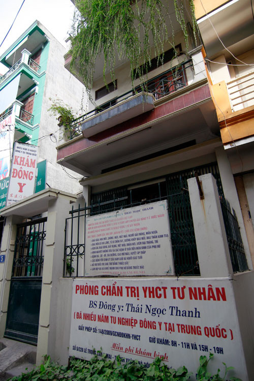 Một phòng khám khác nằm trên con đường nhỏ Trần Điền (Hoàng Mai), cơ sở giới thiệu bác sĩ đông y đã có nhiều năm tu nghiệp tại Trung Quốc. Tuy nhiên, chiều nay (16/4) cơ sở trên cửa đóng then cài, chỉ để hé cánh cửa bên trong. Một phòng khám khác nằm trên con đường nhỏ Trần Điền (Hoàng Mai), cơ sở giới thiệu bác sĩ đông y đã có nhiều năm tu nghiệp tại Trung Quốc. Tuy nhiên, chiều nay (16/4) cơ sở trên cửa đóng then cài, chỉ để hé cánh cửa bên trong.