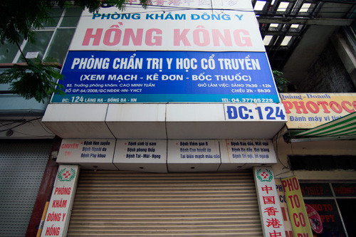 Một phòng khám đông y Hồng Kông khác nằm trên đường Láng Hạ đã đóng cửa. Người dân cho biết, bình thường cơ sở mở cửa nhưng cũng chỉ mở cầm chừng, 3 hôm nay thì đóng cửa hẳn. Một phòng khám đông y Hồng Kông khác nằm trên đường Láng Hạ đã đóng cửa. Người dân cho biết, bình thường cơ sở mở cửa nhưng cũng chỉ mở cầm chừng, 3 hôm nay thì đóng cửa hẳn.