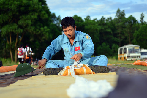 Sau khi kết thúc đợt nhảy, những chiếc dù lại được gấp cẩn thận để đảm bảo an toàn cho chuyến nhảy tiếp theo.