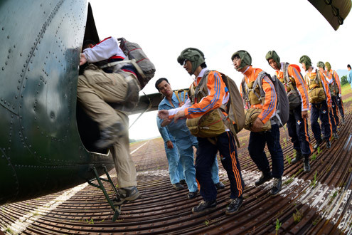 Các học viên đã trải qua 3 tháng tập luyện với các kỹ thuật gấp dù, rời cửa máy bay, tiếp đất cùng các kỹ thuật xử lý tình huống gặp phải trên không và khi tiếp đất.