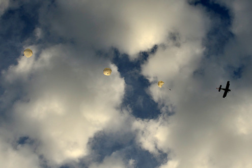 Bị gió giật mạnh và rơi tự do trong không trung khoảng 3 giây, dù lần lượt bung ra. Theo các học viên, đó là khoảnh khắc ấn tượng và không thể nào quên.