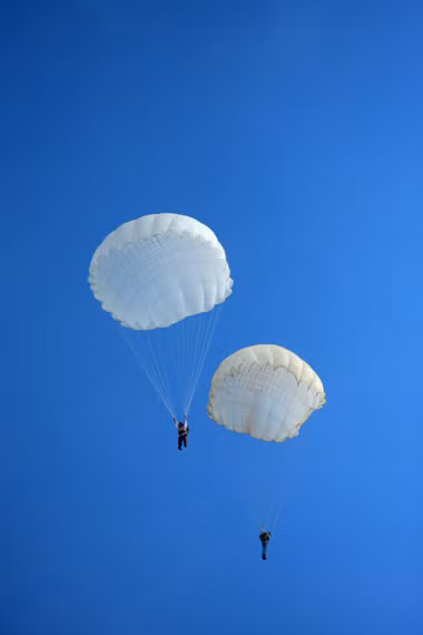 Dù chỉ được thả mình trên bầu trời xanh vài phút ngắn ngủi nhưng điều này cũng mang lại cho nhiều người nhảy cảm giác sung sướng tột độ.
