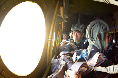 Cảm giác hồi hộp, lo lắng đan xen sự phấn khích trong lần đầu tiên nhảy dù của các học viên.