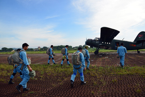 Máy bay sẵn sàng trên đường băng đón phi công và VĐV nhảy dù.