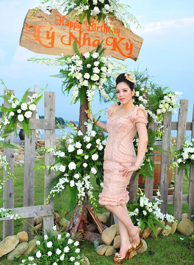 Tiệc sinh nhật vài tỉ đồng của Lý Nhã Kỳ Tiệc sinh nhật vài tỉ đồng của Lý Nhã Kỳ