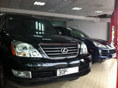 Chiếc Lexus 470 đang được rao bán với giá 2 tỷ 250 triệu đồng tại một salon ô tô ở quận Cầu Giấy Chiếc Lexus 470 đang được rao bán với giá 2 tỷ 250 triệu đồng tại một salon ô tô ở quận Cầu Giấy