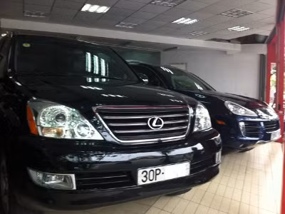 Chiếc Lexus 470 đang được rao bán với giá 2 tỷ 250 triệu đồng tại một salon ô tô ở quận Cầu Giấy Chiếc Lexus 470 đang được rao bán với giá 2 tỷ 250 triệu đồng tại một salon ô tô ở quận Cầu Giấy