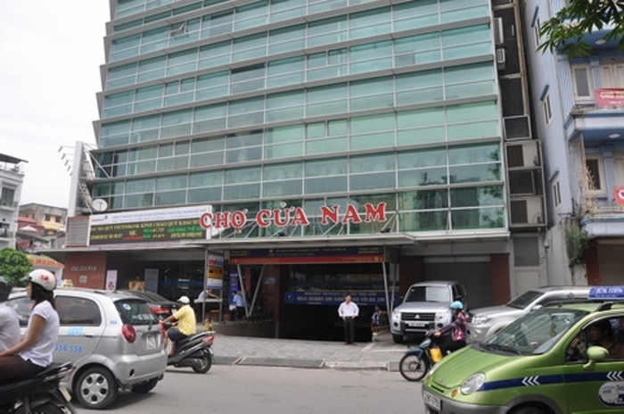 Bên ngoài Chợ Cửa Nam, ngoài cái biển mà bác xe ôm quá lời gọi là "biển đểu" vẫn còn gợi nhớ đến cái chợ vốn sầm uất một thời, còn lại, tất cả là một toà nhà kính...