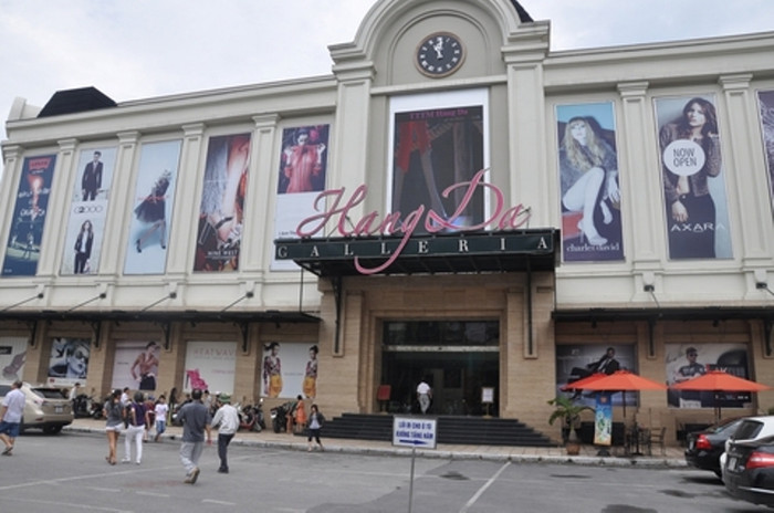 Đây là phía bên ngoài của Chợ Hàng Da, một chợ từng rất nổi tiếng và quá đỗi thân quen với người Hà Nội. Với những bức tường kín mít, cái biển lớn ghi chữ "Hàng Da", những biển quảng cáo toàn người đẹp và các mặt hàng xa xỉ, người dân hầu như chẳng bước chân vào