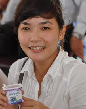 Người tiêu dùng sử dụng thử sản phẩm sữa chua ProBeauty mới của Vinamilk