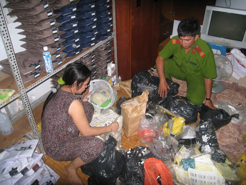 Bà Hạnh đang diễn lại cảnh công đoạn sản xuất Bà Hạnh đang diễn lại cảnh công đoạn sản xuất