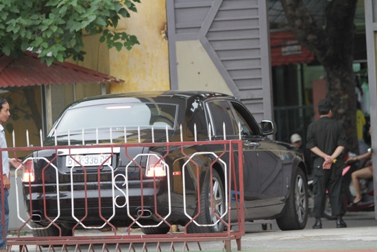 Theo dự đoán của một số người, chỉ có Nguyễn Đức Kiên, ông bầu của Câu lạc bộ Bóng đá Hà Nội, mới đủ tiền để sắm Rolls-Royce Phantom Rồng. Sự xuất hiện của tài xế riêng cho bầu Kiên bên cạnh chiếc xe càng khiến họ tin vào giả thuyết đó. Theo dự đoán của một số người, chỉ có Nguyễn Đức Kiên, ông bầu của Câu lạc bộ Bóng đá Hà Nội, mới đủ tiền để sắm Rolls-Royce Phantom Rồng. Sự xuất hiện của tài xế riêng cho bầu Kiên bên cạnh chiếc xe càng khiến họ tin vào giả thuyết đó.