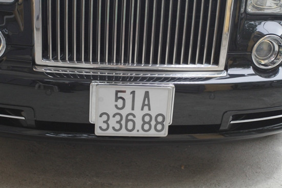 Giá bán của Rolls-Royce Phantom Rồng khi đặt chân đến dải đất hình chữ S rơi vào khoảng 40 tỷ Đồng. Hiếm có, độc đáo và đắt tiền nhưng Rolls-Royce Phantom Rồng lại liên tục lọt vào ống kính cánh săn ảnh Việt Nam trong vài tháng trở lại đây. Mới nhất trong số đó là hình ảnh chiếc Rolls-Royce Phantom Rồng tại sân vận động Hàng Đẫy, Hà Nội. Giá bán của Rolls-Royce Phantom Rồng khi đặt chân đến dải đất hình chữ S rơi vào khoảng 40 tỷ Đồng. Hiếm có, độc đáo và đắt tiền nhưng Rolls-Royce Phantom Rồng lại liên tục lọt vào ống kính cánh săn ảnh Việt Nam trong vài tháng trở lại đây. Mới nhất trong số đó là hình ảnh chiếc Rolls-Royce Phantom Rồng tại sân vận động Hàng Đẫy, Hà Nội.