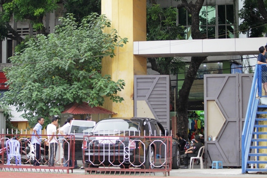 Ngoài ra, còn có hình rồng màu vàng in trên bảng điều khiển phía trước ghế hành khách. Phía dưới là chữ "Phantom" cùng màu. Trên trần xe là bầu trời sao lấp lánh, hàng ghế sau đi kèm hộc chứa rượu và ly. Ở bậc cửa xuất hiện dòng chữ "Year of the Dragon 2012" nằm dưới logo Rolls-Royce. Ngoài ra, còn có hình rồng màu vàng in trên bảng điều khiển phía trước ghế hành khách. Phía dưới là chữ "Phantom" cùng màu. Trên trần xe là bầu trời sao lấp lánh, hàng ghế sau đi kèm hộc chứa rượu và ly. Ở bậc cửa xuất hiện dòng chữ "Year of the Dragon 2012" nằm dưới logo Rolls-Royce.