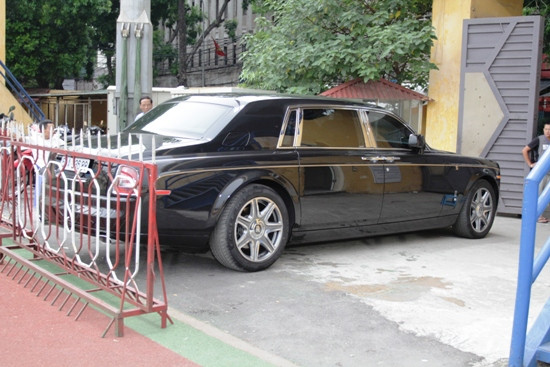 Hiện nay, bầu Kiên đang sở hữu trong tay một chiếc xế sang trọng không kém, đó là Bentley Continental Flying Spur. Chiếc Bentley màu đen bóng bẩy thường xuyên đỗ ở cổng sân vận động Hàng Đẫy mỗi khi Câu lạc bộ Bóng đá Hà Nội có trận thi đấu. Tại thị trường Việt Nam, Bentley Continental Flying Spur hiện nay có giá khoảng hơn 10 tỷ đồng. Hiện nay, bầu Kiên đang sở hữu trong tay một chiếc xế sang trọng không kém, đó là Bentley Continental Flying Spur. Chiếc Bentley màu đen bóng bẩy thường xuyên đỗ ở cổng sân vận động Hàng Đẫy mỗi khi Câu lạc bộ Bóng đá Hà Nội có trận thi đấu. Tại thị trường Việt Nam, Bentley Continental Flying Spur hiện nay có giá khoảng hơn 10 tỷ đồng.