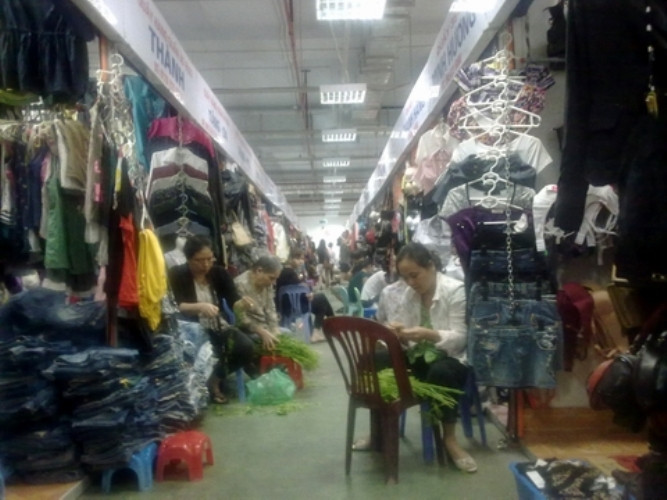 Không còn cảnh tấp nập của chợ ngày nào, giờ đây, các tiểu thương tranh thủ ngồi... nhặt rau cho bữa cơm chiều trong lúc chờ khách