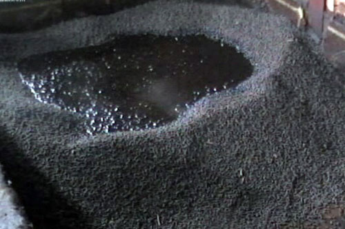 Đậu nành vừa mới đổ và trộn màu caramel