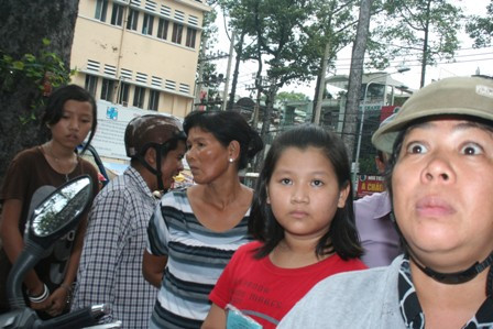 Người dân phẫn nộ vây quanh phòng khám Người dân phẫn nộ vây quanh phòng khám